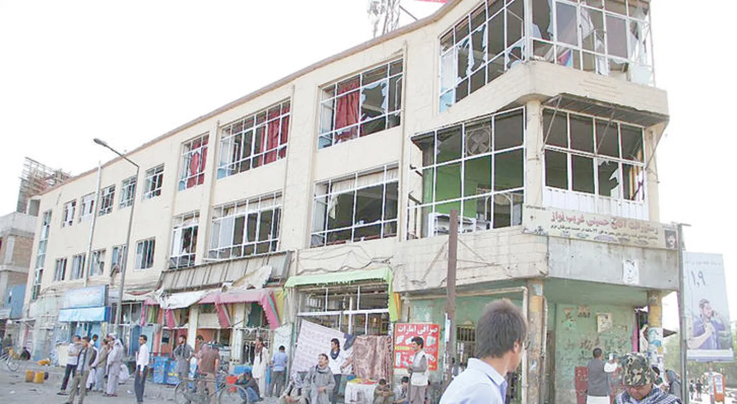 أوقع اعتداء دام تبناه {داعش} واستهدف تظاهرة سلمية لأقلية «الهزارة» في كابل 80 قتيلا في أحد أكثر الاعتداءات دموية في العاصمة.. والصورة منظر عام للمباني التي تضررت بعد التفجير الانتحاري (غيتي)