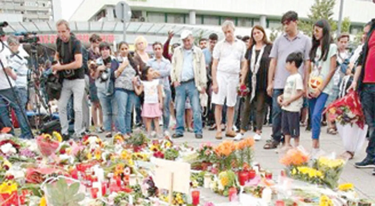 باقات الورود والشموع وضعها مواطنون ألمان مكان الحادث الإرهابي الذي وقع في ميونيخ أول من أمس تعبيرا عن تضامنهم مع أسر الضحايا (غيتي)