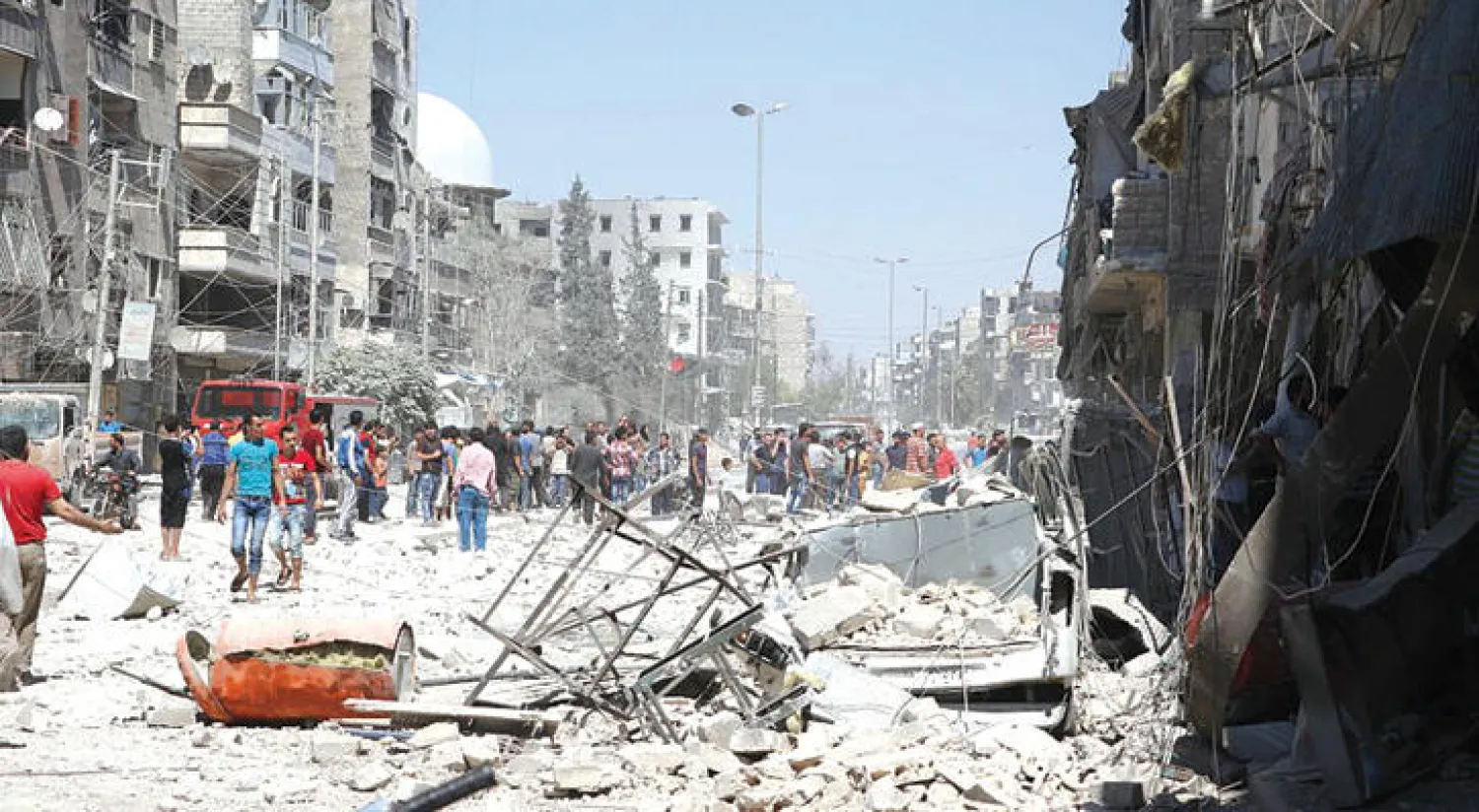 من آثار الدمار الذي لحق بأحد شوارع حلب بعد تعرضه لقصف جوي أمس (غيتي)