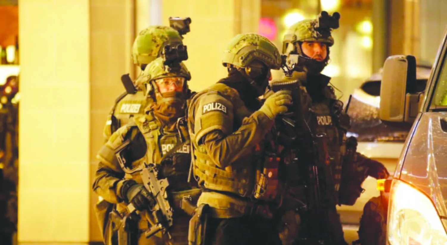 قوات ألمانية خاصة بالقرب من مركز التسوق الأولمبي في مدينة ميونيخ أول من أمس (واشنطن بوست)