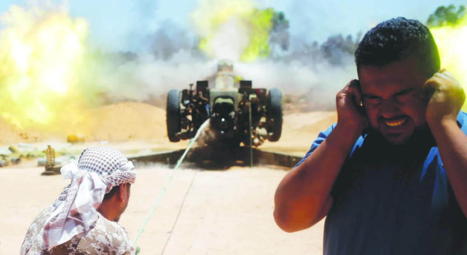 قوات موالية لحكومة الوفاق الليبية تطلق صاروخاً باتجاه مواقع تنظيم داعش الإرهابي في مدينة سرت (رويترز)