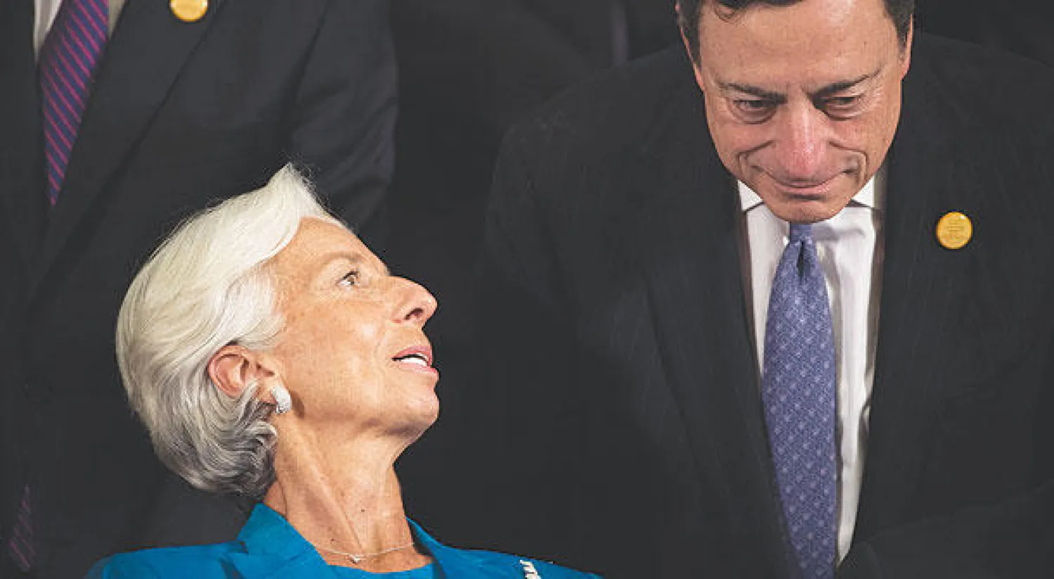 مديرة صندوق النقد الدولي تتبادل حديثا مع رئيس البنك المركزي الأوروبي خلال اجتماعات وزراء مجموعة العشرين في الصين (أ.ف.ب)