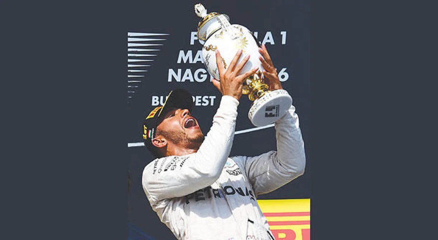 هاميلتون يحتفل بكأس  سباق المجر(أ.ف.ب)