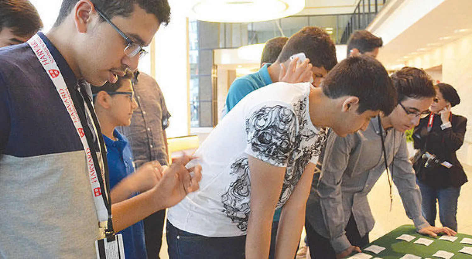 مجموعة من الطلبة السعوديين خلال التدريب («الشرق الأوسط»)