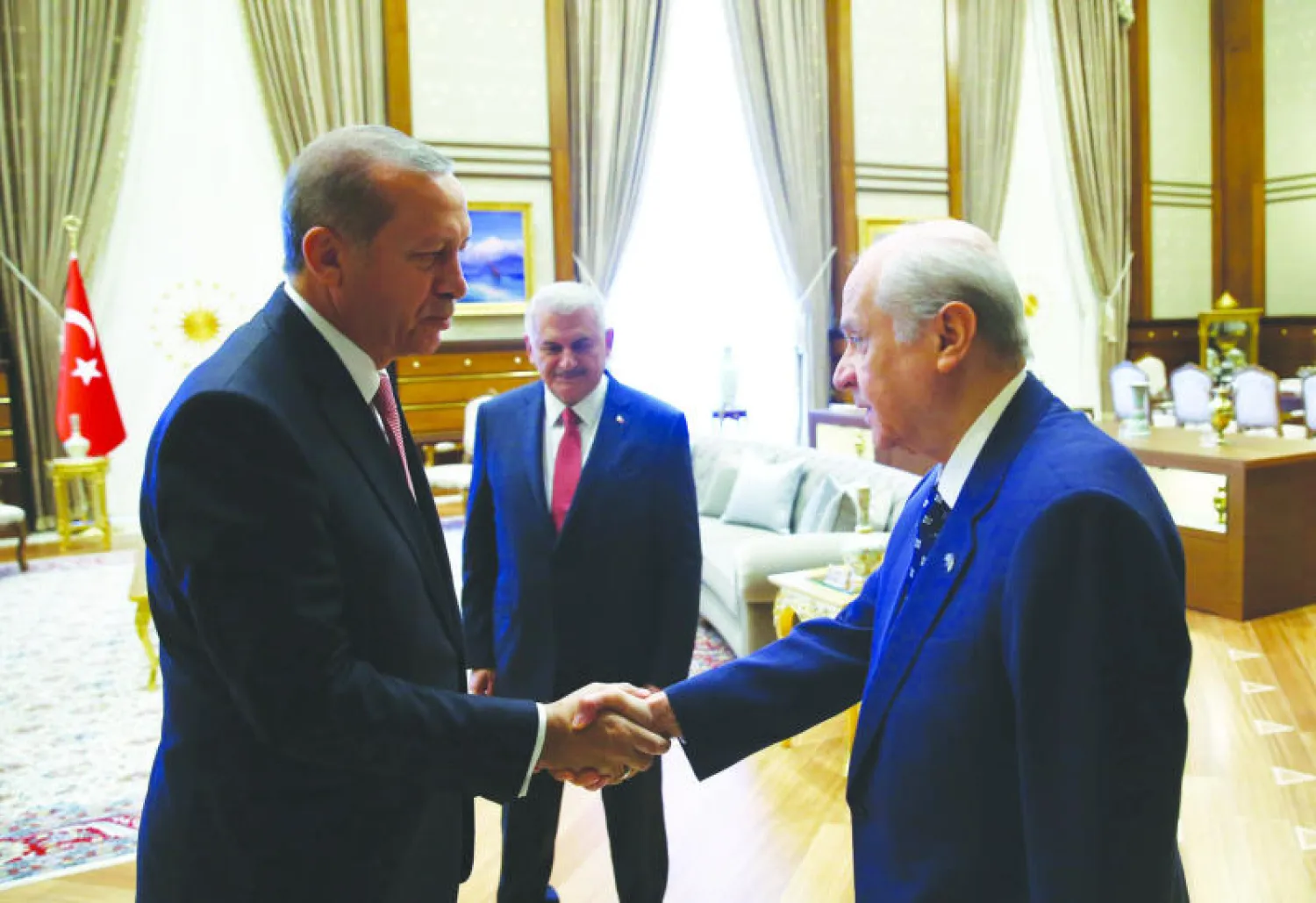 الرئيس التركي رجب طيب إردوغان لدى استقباله أمس زعيم حزب الشعب الجمهوري كمال كليشدار أوغلو (إ.ب.أ)