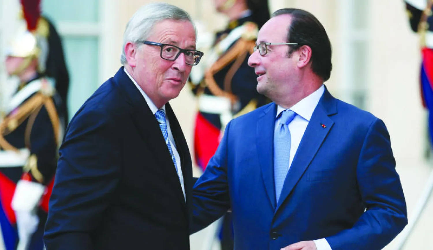 الرئيس الفرنسي فرنسوا هولاند لدى استقباله رئيس المفوضية الأوروبية جان كلود يونكر في باريس أول من أمس (أ.ف.ب)