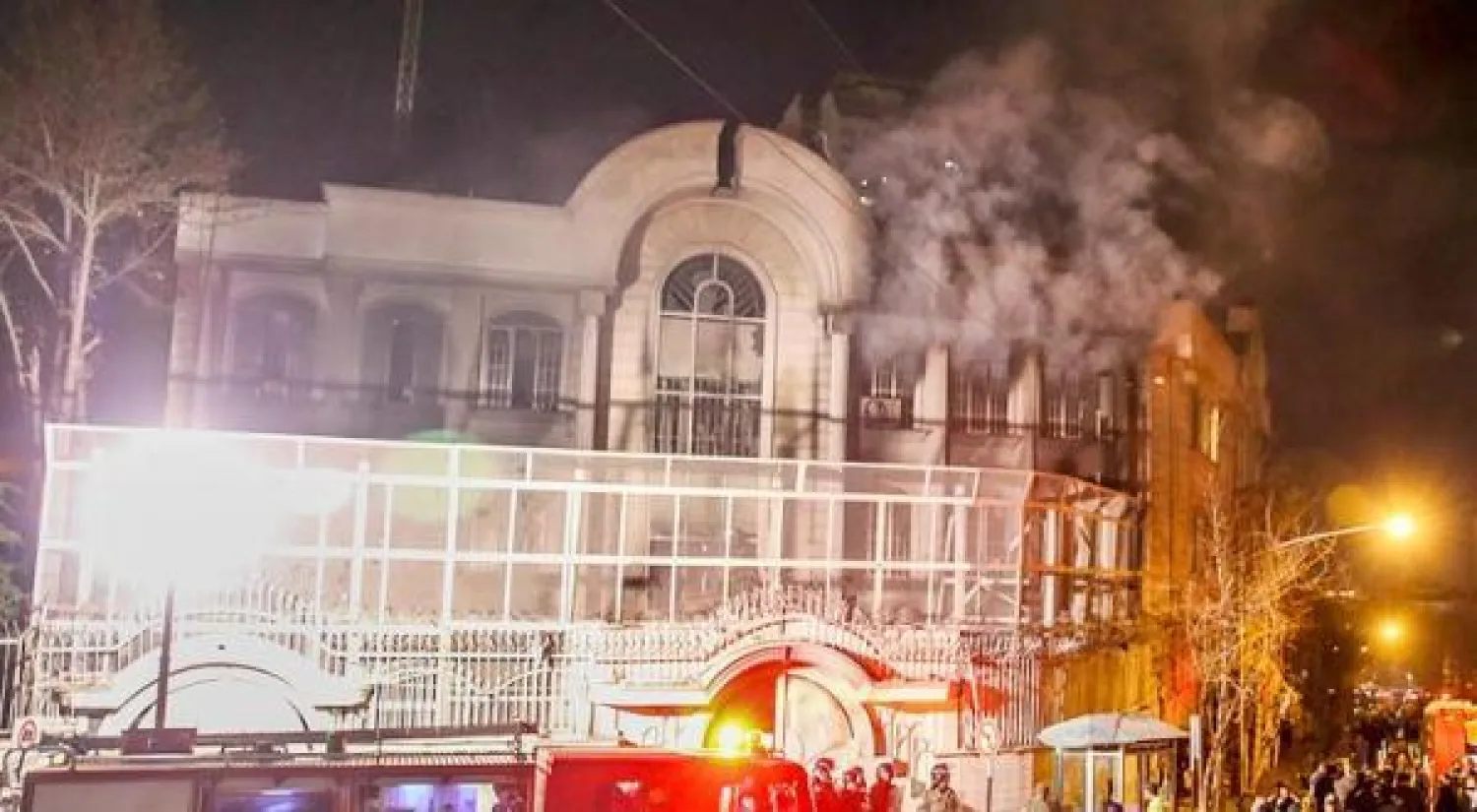 جانب من الاعتداء على مبنى السفارة السعودية في طهران الثاني من يناير 2016 (أ.ب)