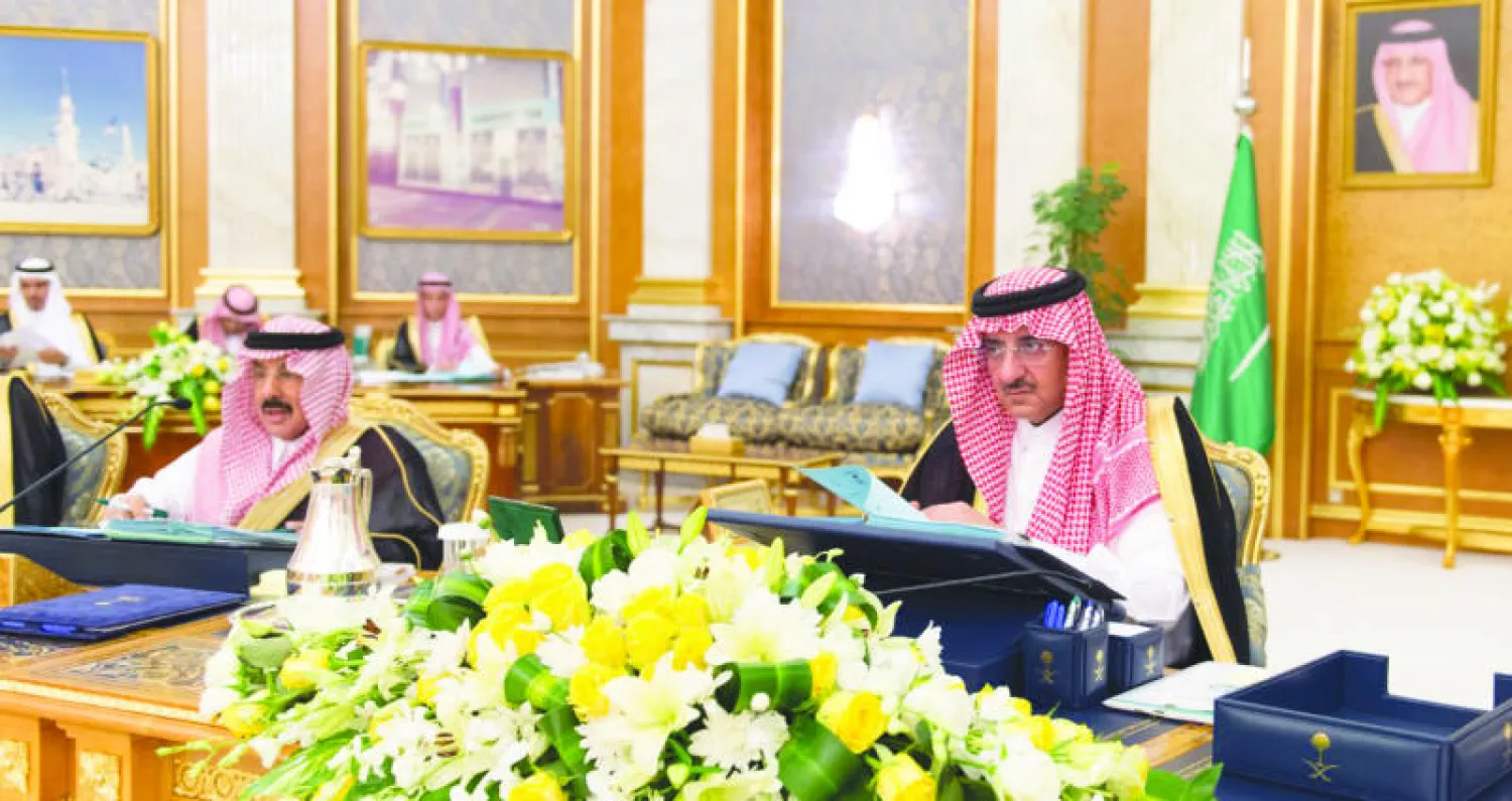 الأمير محمد بن نايف لدى ترؤسه جلسة مجلس الوزراء في جدة أمس (واس)