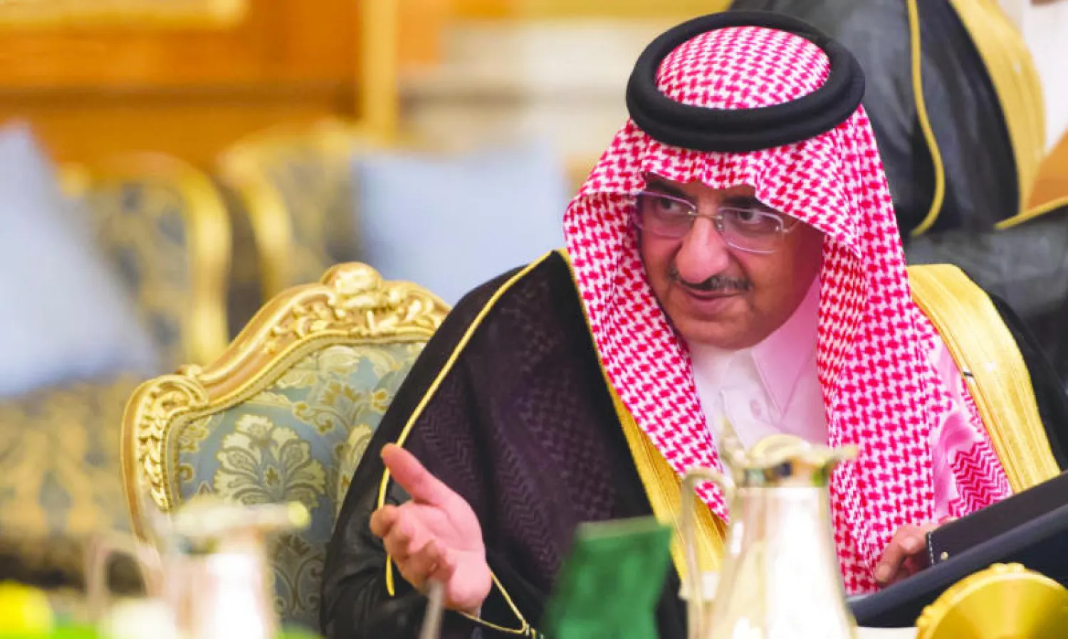 نائب خادم الحرمين الشريفين الأمير محمد بن نايف لدى ترؤسه جلسة مجلس الوزراء في جدة أمس (واس)