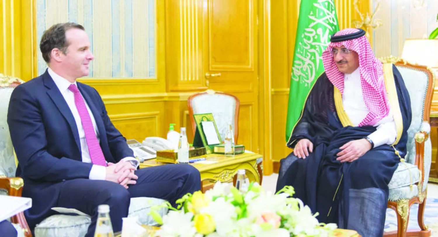 الأمير محمد بن نايف خلال لقائه بريت ماكغورك مبعوث الرئيس الأميركي في جدة أمس (واس)