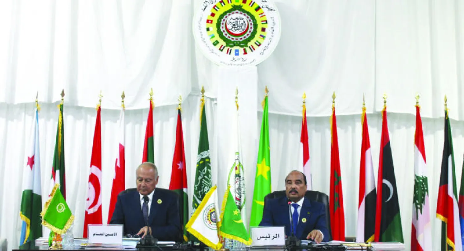 الرئيس الموريتاني محمد ولد عبد العزيز رئيس قمة نواكشوط مع الأمين العام للجامعة العربية أحمد ابو الغيط في اختام فعاليات القمة مساء أمس (إ.ب.أ)