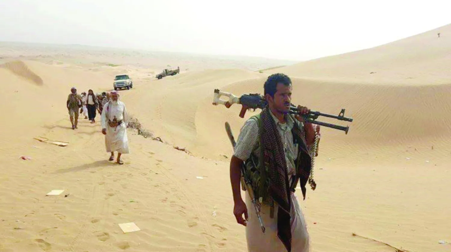 مقاتلون موالون لقوات الشرعية في طريقهم لتعزيز جبهات المقاومة بمنطقة بيحان («الشرق الأوسط»)