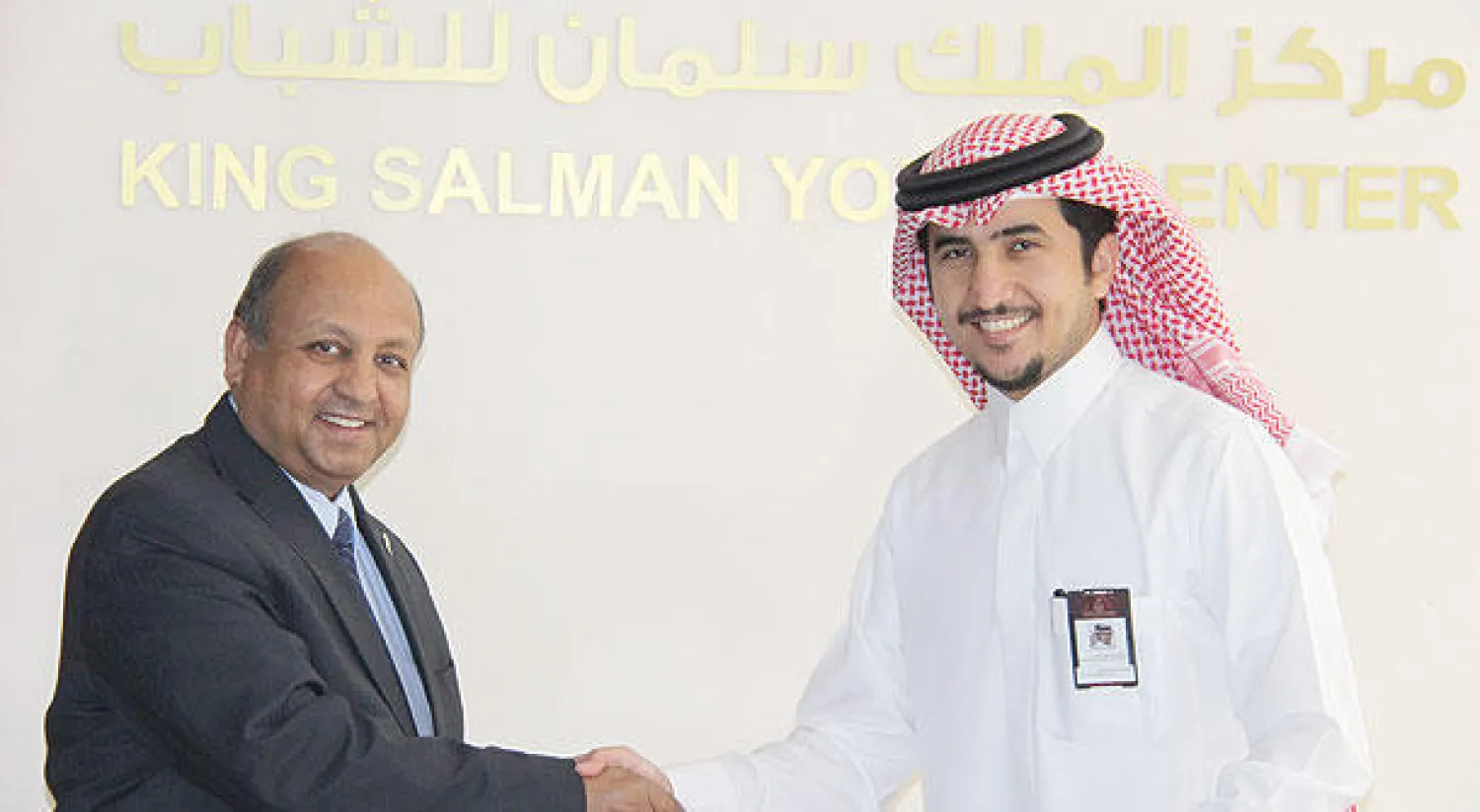 هاني المقبل المدير التنفيدي لمركز الملك سلمان للشباب  مع الممثل المقيم لبرنامج الأمم المتحدة الإنمائي («الشرق الأوسط»)