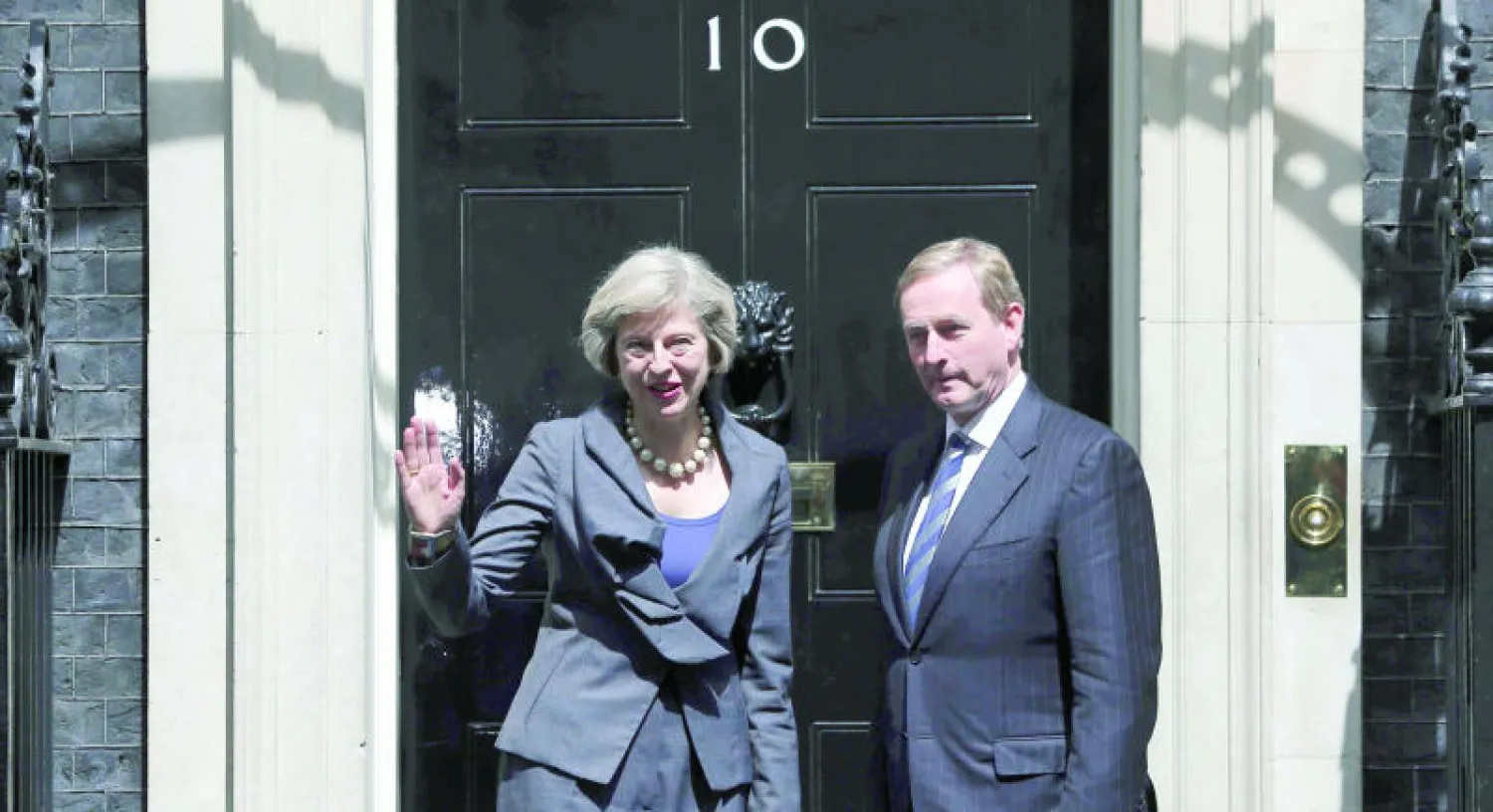 رئيسة الوزراء البريطانية تيريزا ماي مع نظيرها الآيرلندي إيندا كيني (رويترز)