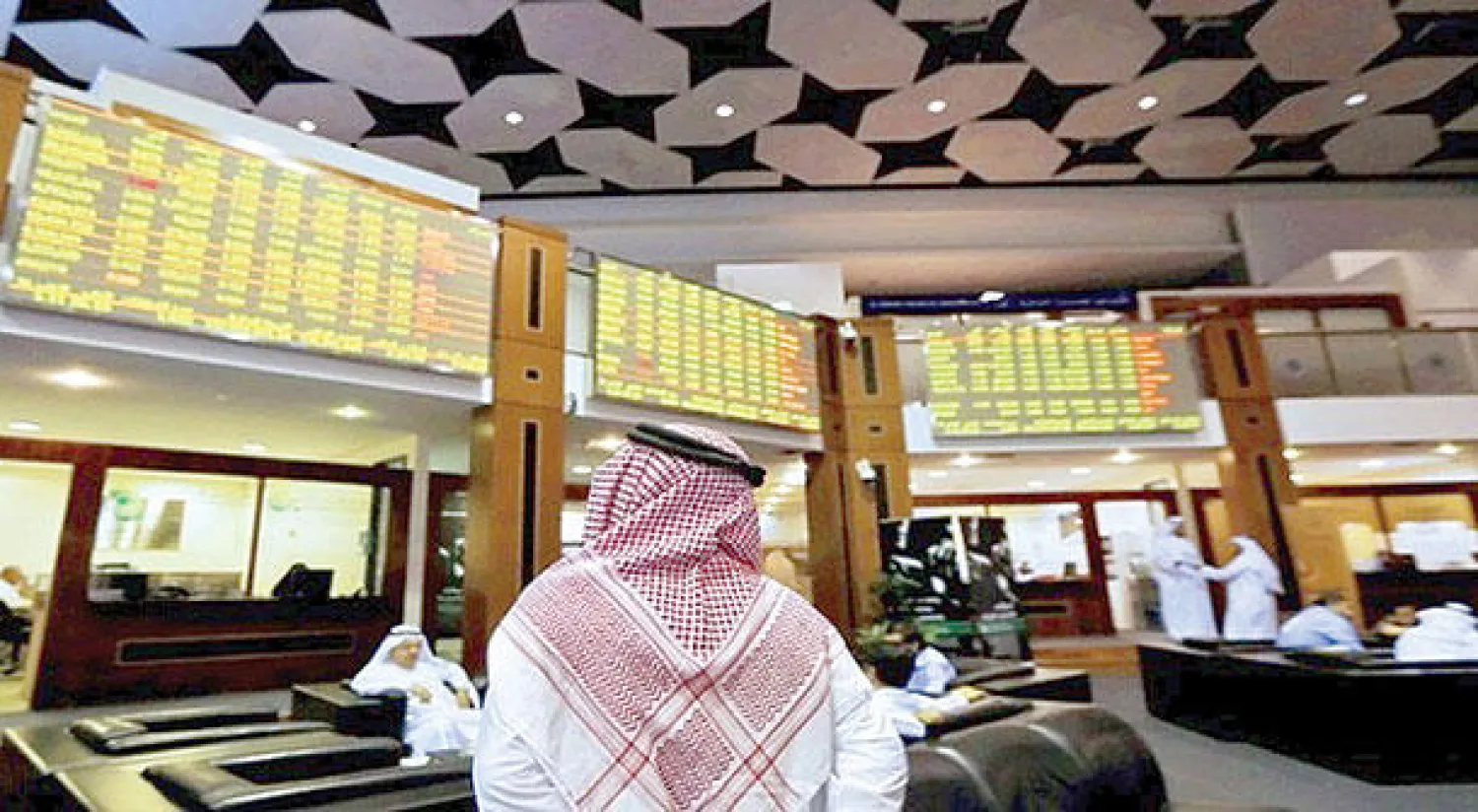 شهدت قيم التداولات تراجعًا في القيمة النقدية التي بلغ حجمها نحو 2.7 مليار ريال (720 مليون دولار) (رويترز)