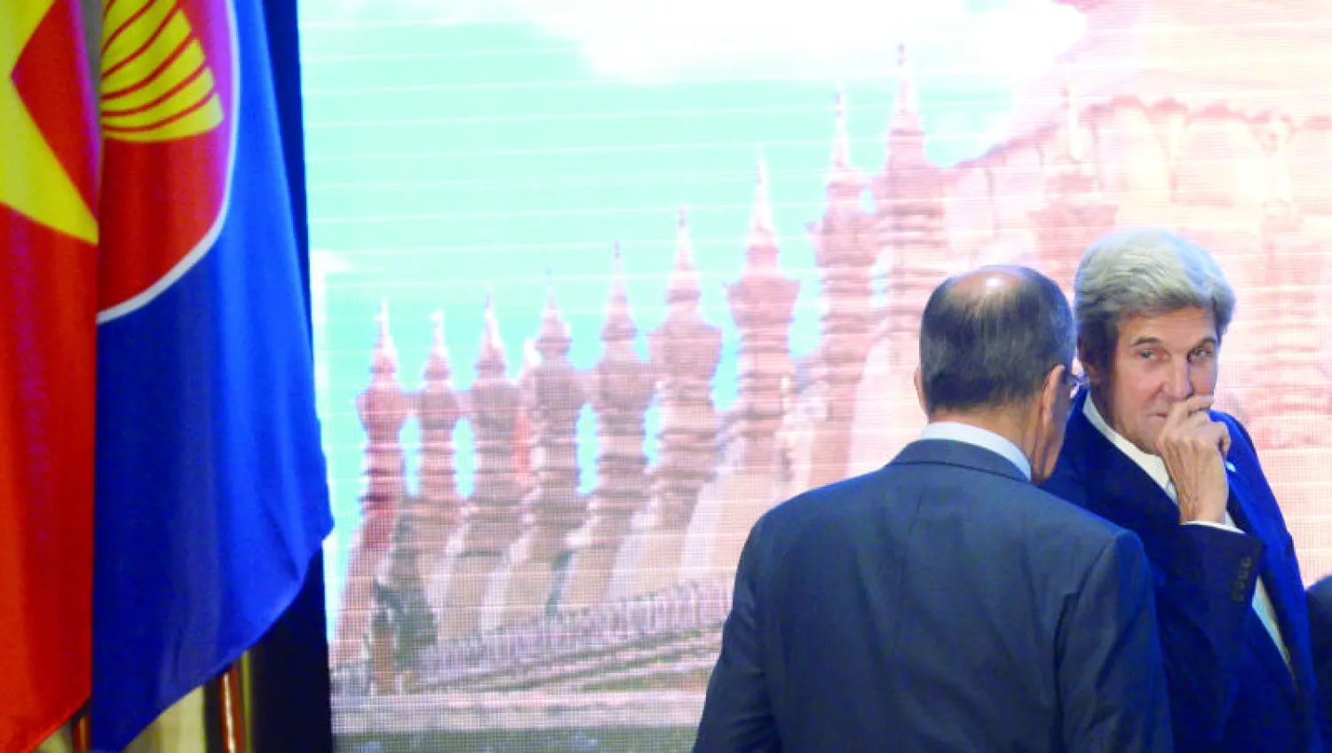 وزير الخارجية الأميركي جون كيري يتحدث لنظيره الروسي سيرغي لافروف في اجتماع «أمم جنوب شرقي آسيا»، أمس في لاوس (أ.ف.ب)