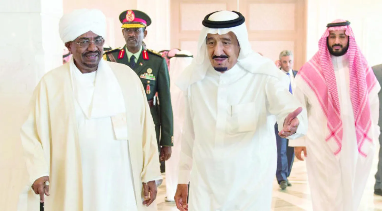 خادم الحرمين الشريفين الملك سلمان بن عبد العزيز لدى استقباله الرئيس السوداني عمر البشير في مدينة طنجة المغربية .. ويبدو الأمير محمد بن سلمان ولي ولي العهد السعودي (واس)