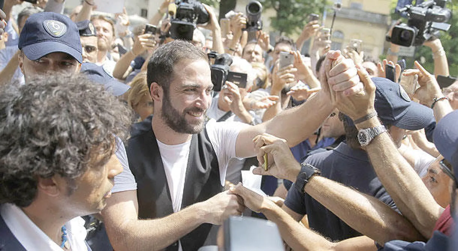 هيغواين حظي باستقبال حافل من جماهير يوفنتوس أمس (إ.ب.أ)