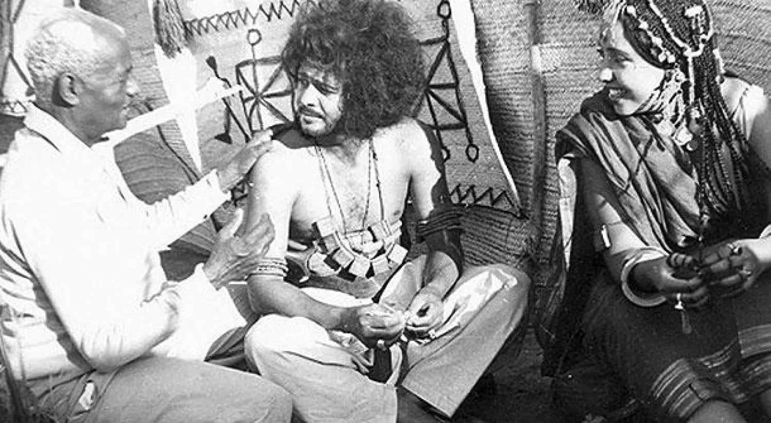 المخرج مع الفنان صلاح بن البادية والممثلة ماجدة حمدنا الله خلال تصوير «تاجوج»