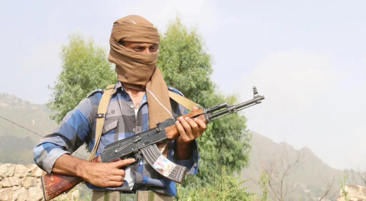 عنصر من قوات الشرعية بعد تطهير قرية الصراري في تعز (رويترز)