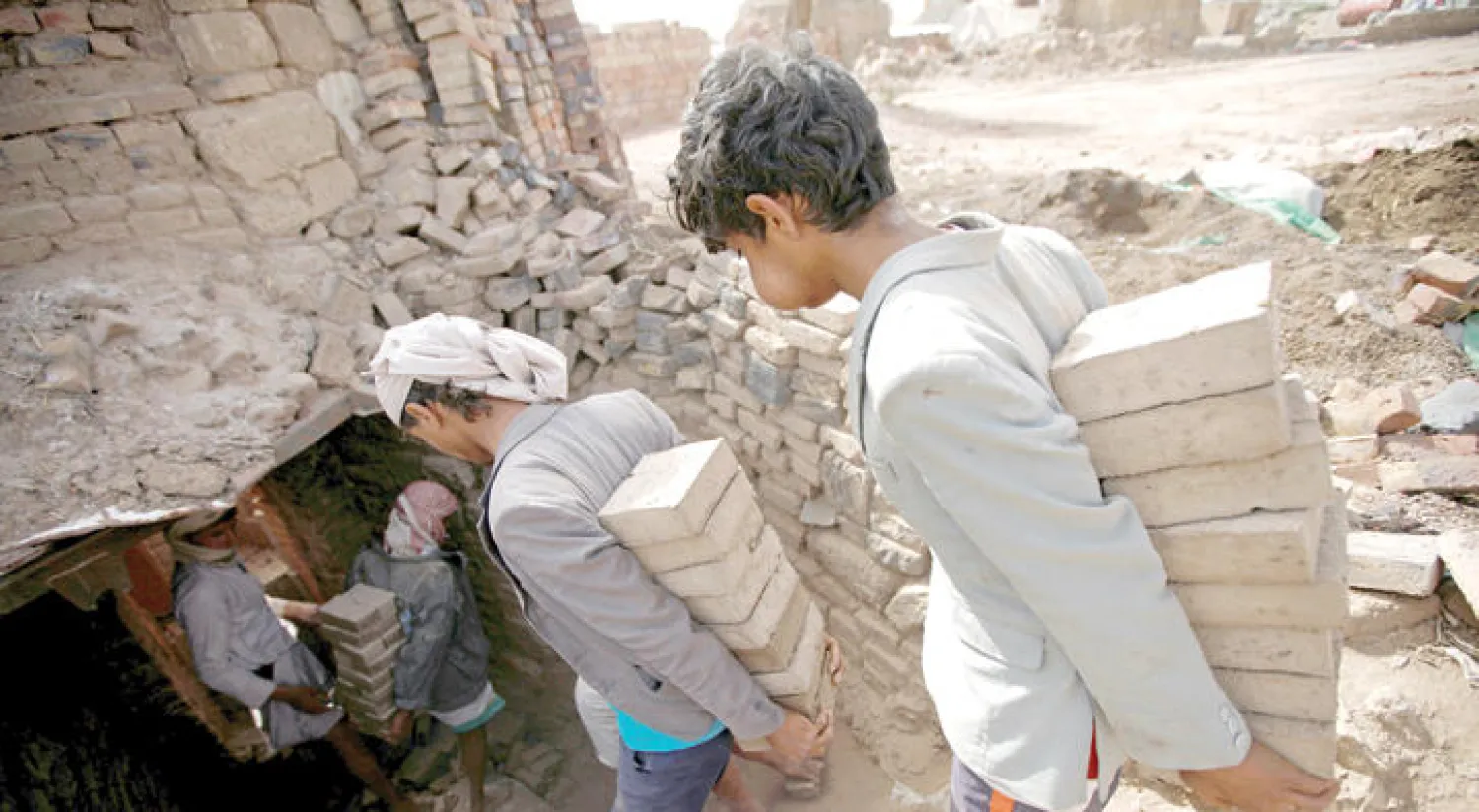 الاقتصاد يعاني من أزمة ارتكبتها ميليشيات الانقلاب حيث صرفت أموال البنك المركزي لتمويل حربها ضد اليمنيين (رويترز)