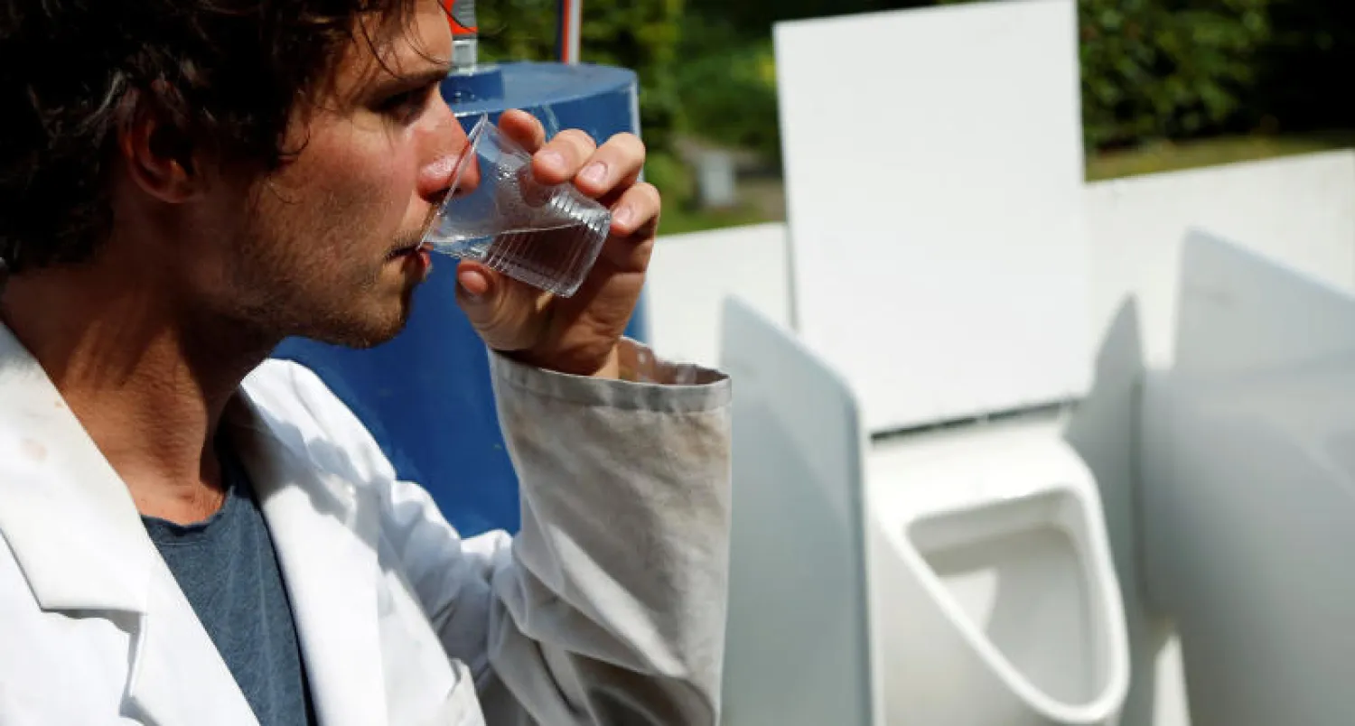 علماء يبتكرون آلة تحول البول إلى ماء نقي للشرب