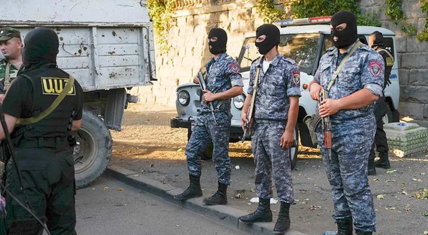 مسلحون يحتجزون أطباء كرهائن في مركز شرطة بالعاصمة الأرمينية