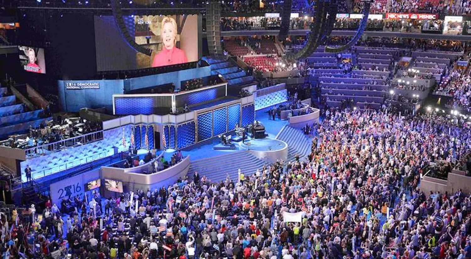 كلينتون تصنع التاريخ بوصفها أول امرأة تترشح رسميًا للسباق نحو البيت الأبيض