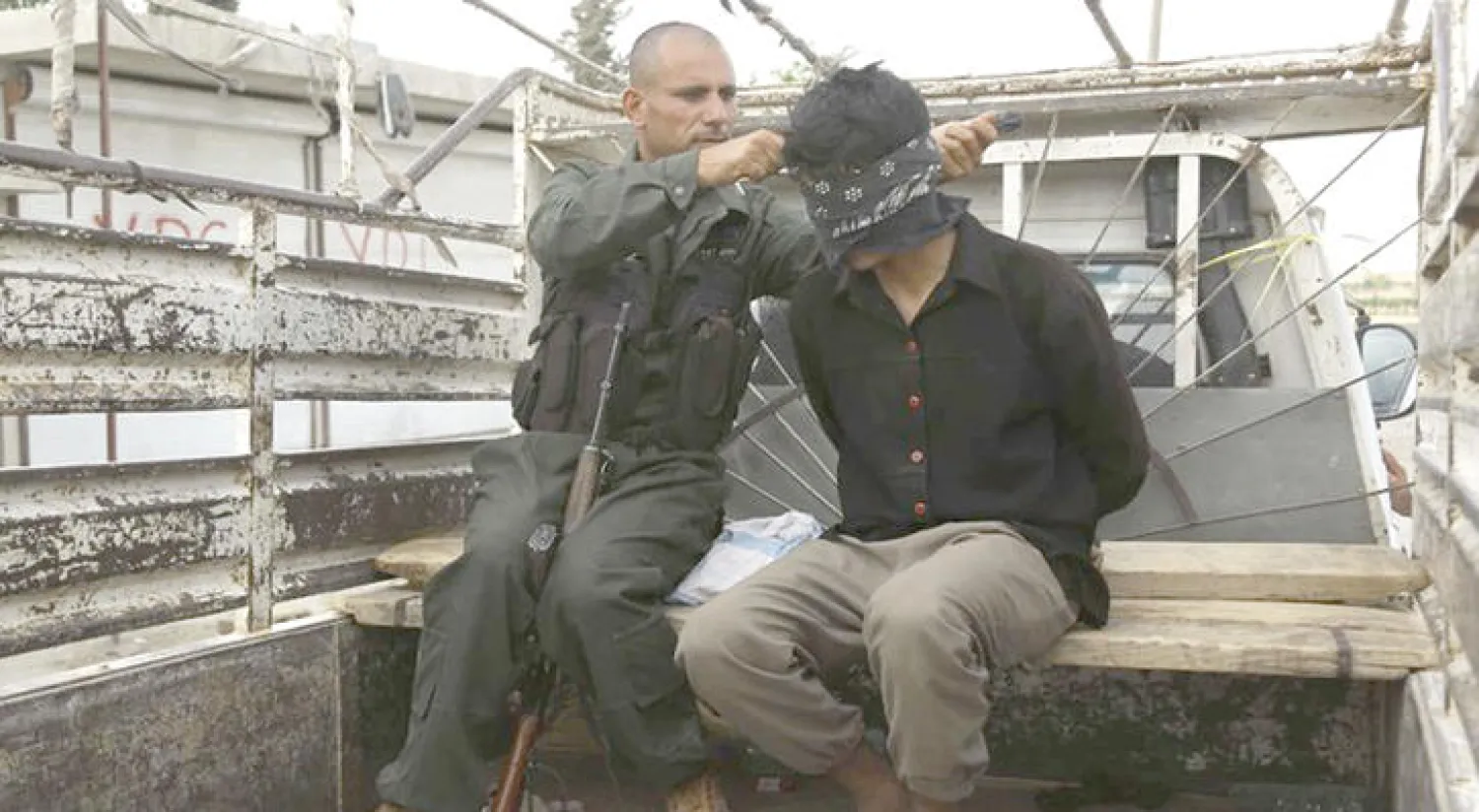 أحد عناصر «داعش» عقب اعتقاله في منبج الشهر الماضي (غيتي)