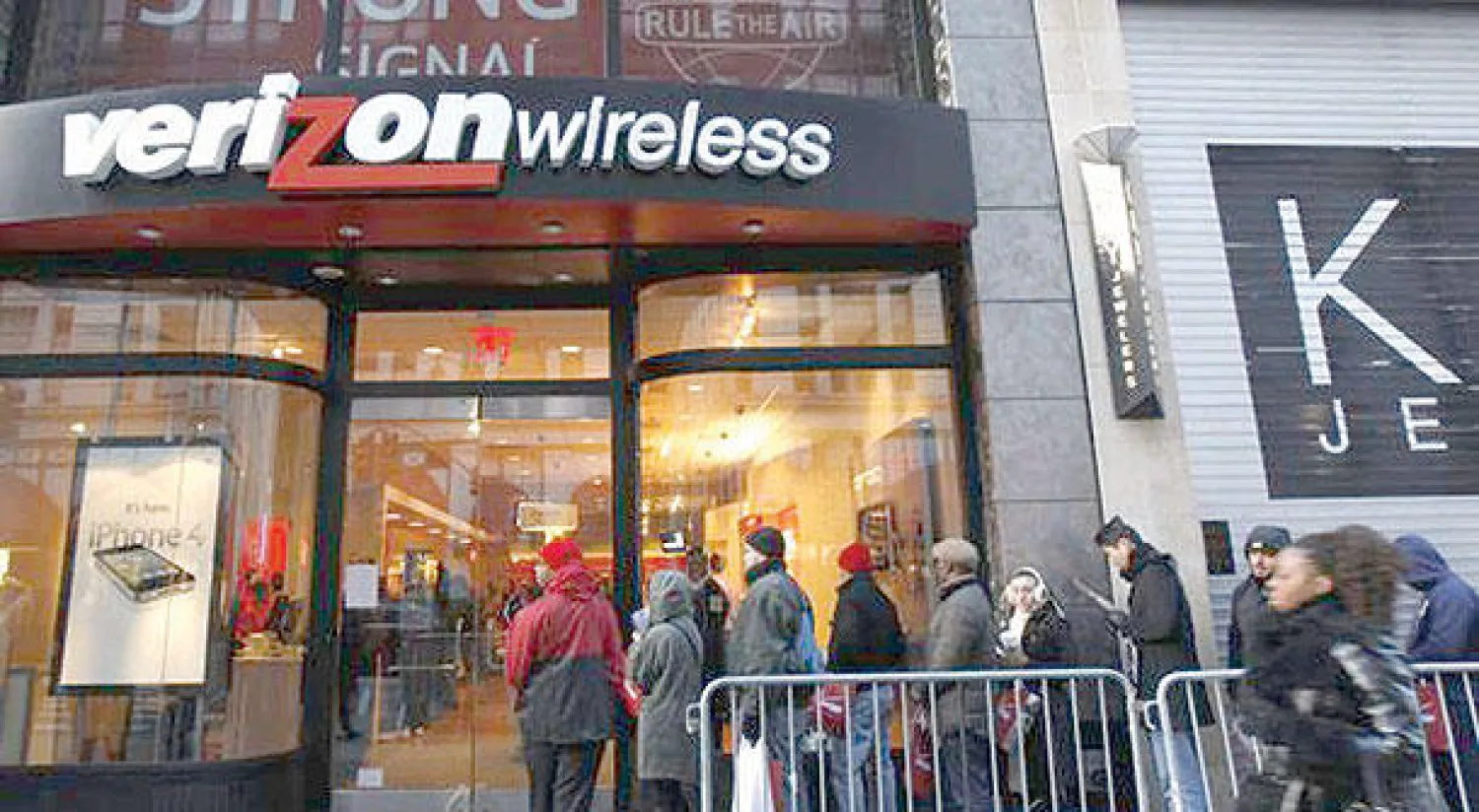 كانت شركة الإنترنت العملاقة تكافح خلال السنوات العشر الماضية للعثور  على استراتيجية ناجحة في مواجهة المنافسين الكبار في مجال البحث على الإنترنت (رويترز)