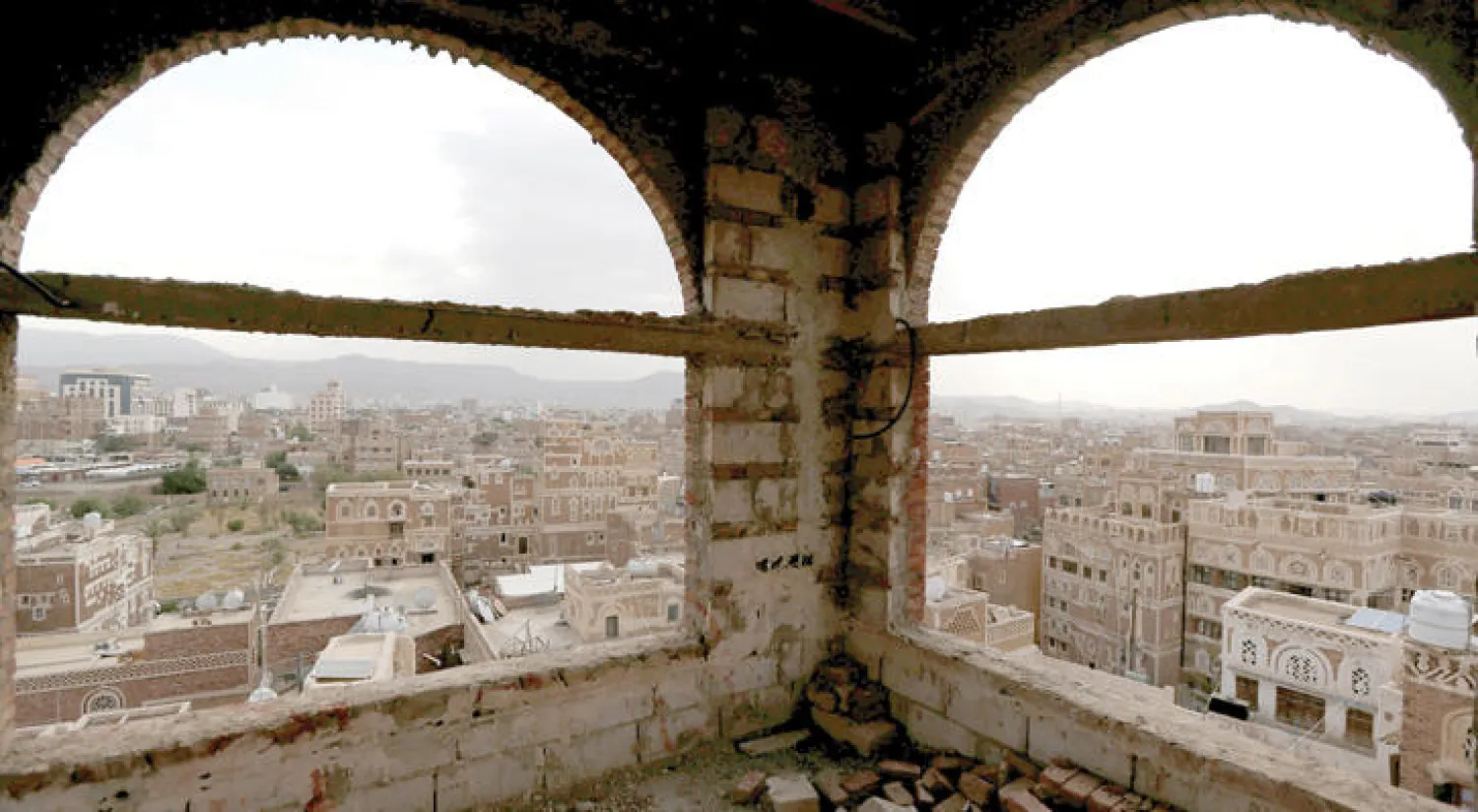 يؤكد السياسيون أن الانقلاب سيزيد من معاناة اليمن بعد أن قوض التئام الحل السياسي (رويترز)