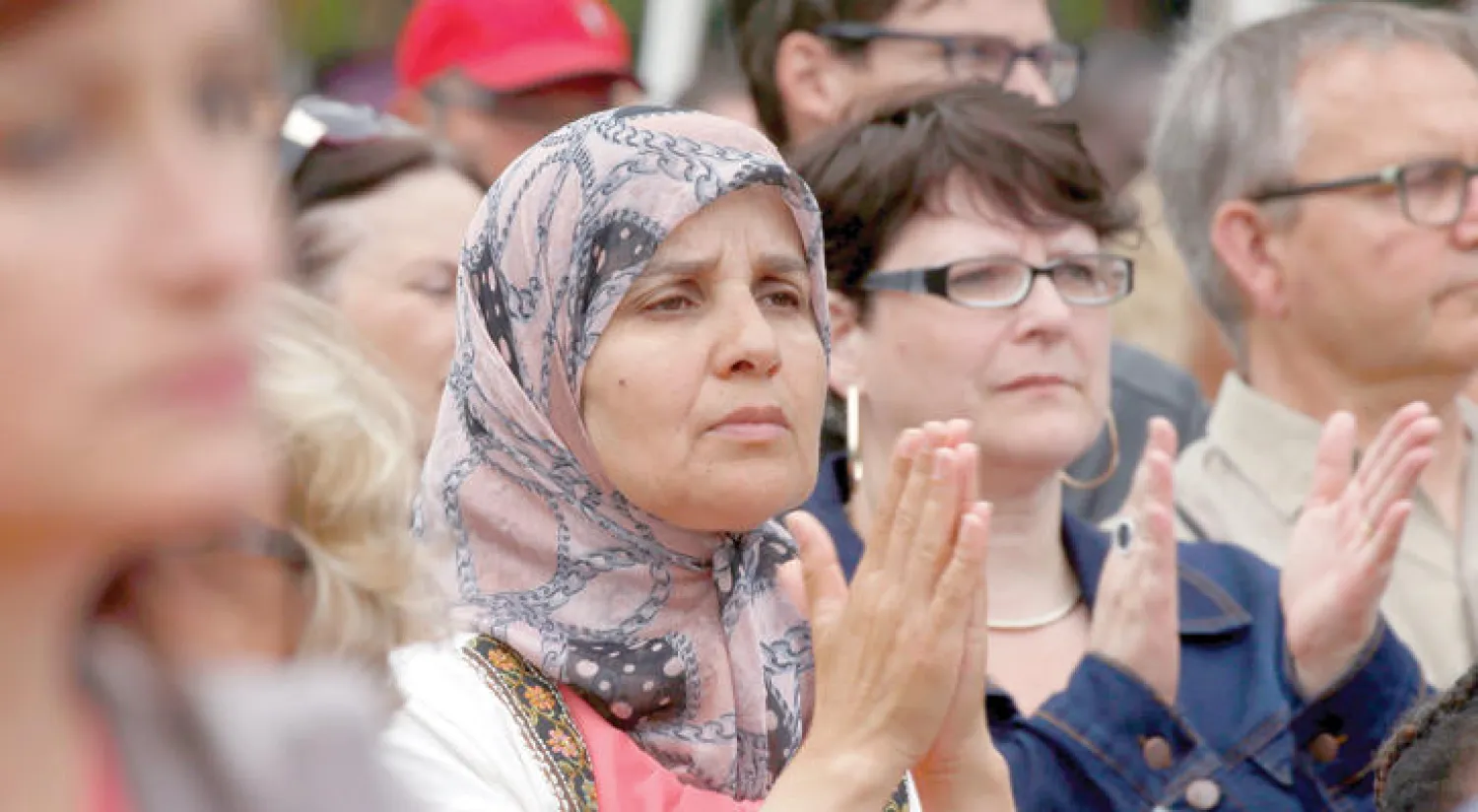 صلوات وتأبين شارك فيها فرنسيون من مختلف الأديان في منطقة روان على روح جاك هامل كاهن كنيسة سان أتيان دو روفريه الذي ذبحته «داعش» أول من أمس (رويترز)