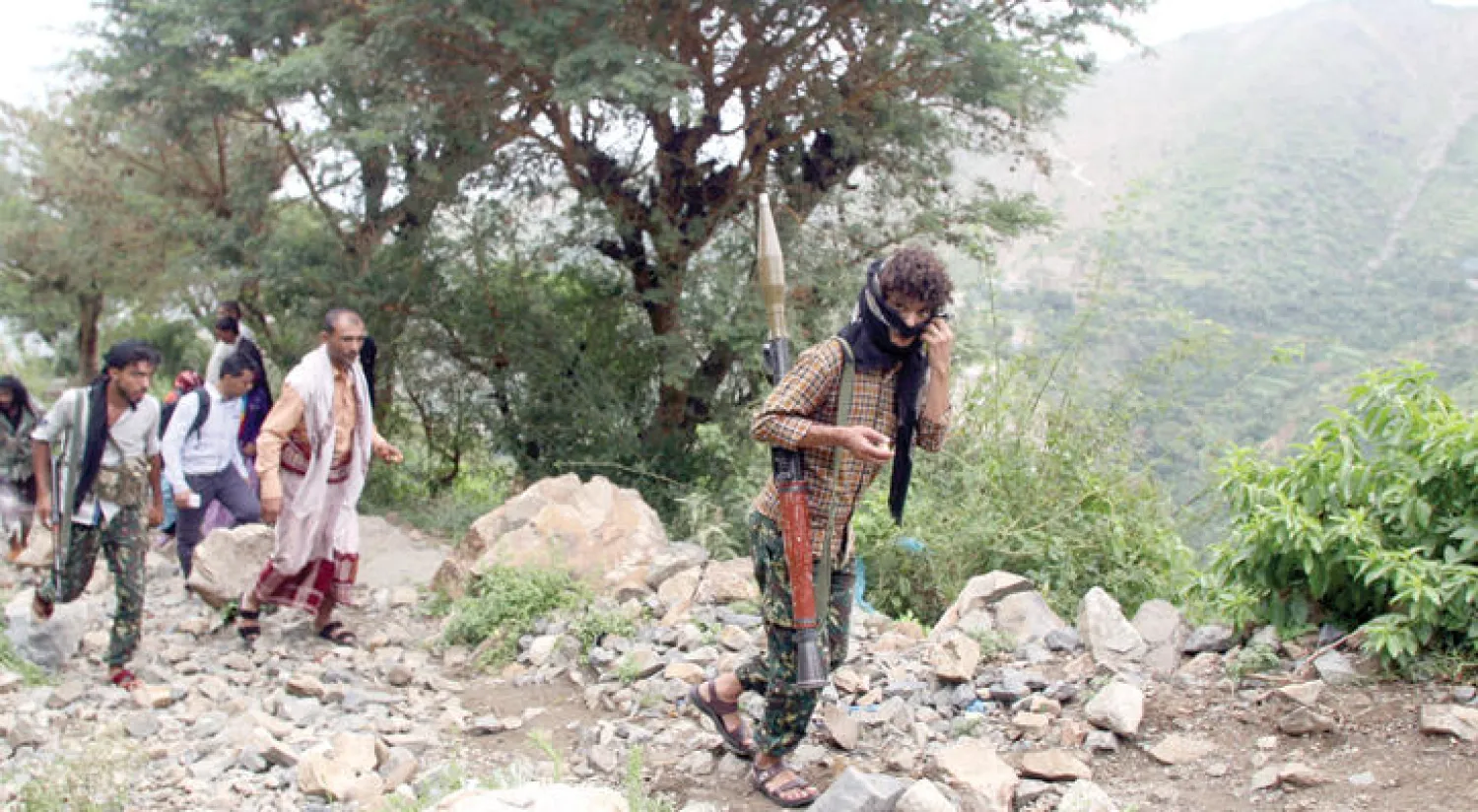 مقاتلون في صفوف المقاومة الشعبية المساندة للشرعية في تعز أمس (رويترز)