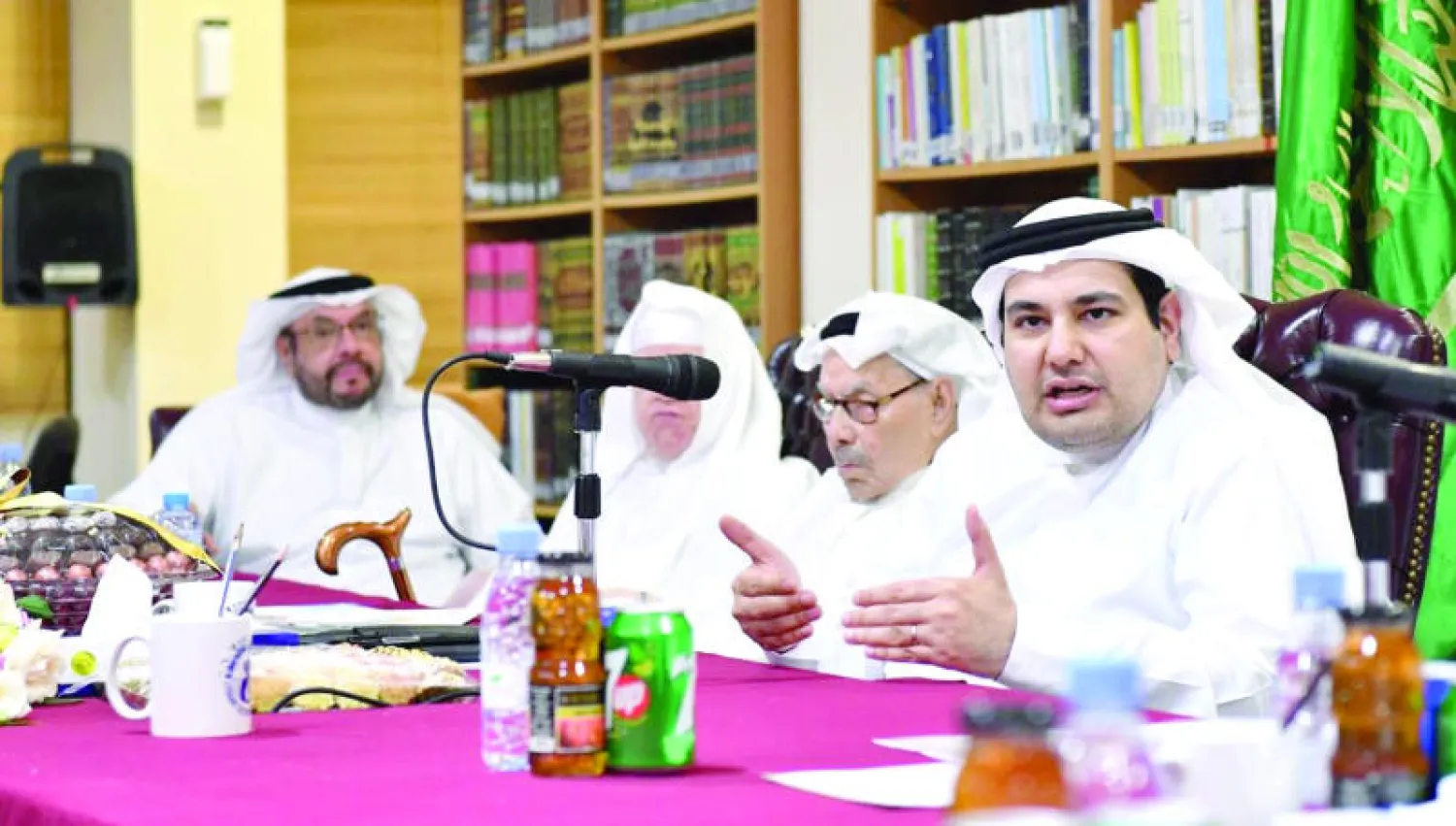 جانب من لقاء وزير الثقافة والإعلام السعودي الدكتور عادل الطريفي بالمثقفين في نادي جدة (واس)