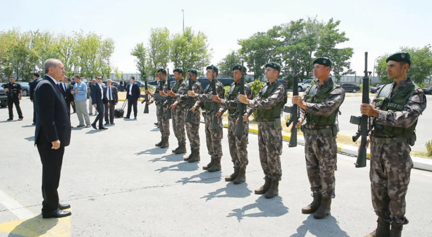 الرئيس التركي رجب طيب إردوغان لدى زيارته مقر القوات الخاصة التابعة للشرطة التركية في العاصمة أنقرة أمس (إ.ب.أ)