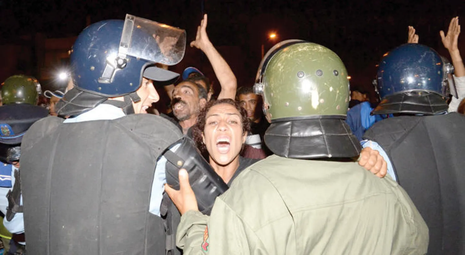 أقارب السجناء خارج سجن عكاشة بالدار البيضاء بعد إحباط التمرد (أ.ف.ب)