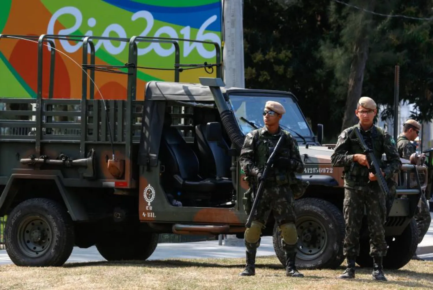 عناصر من الجيش البرازيلي في أحد شوارع ريو دي جانييرو قبل أيام من انطلاق الألعاب الأولمبية