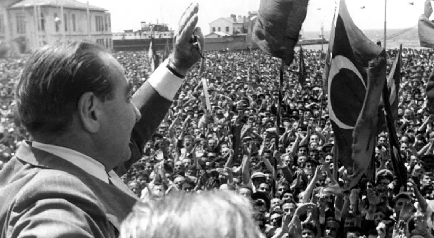 مندريس بين أنصاره في أزمير مايو 1960 قبل أن يطيح به المجلس العسكري التركي عام 1960 وأُعدم بعد الانقلاب بعام (واشنطن بوست)