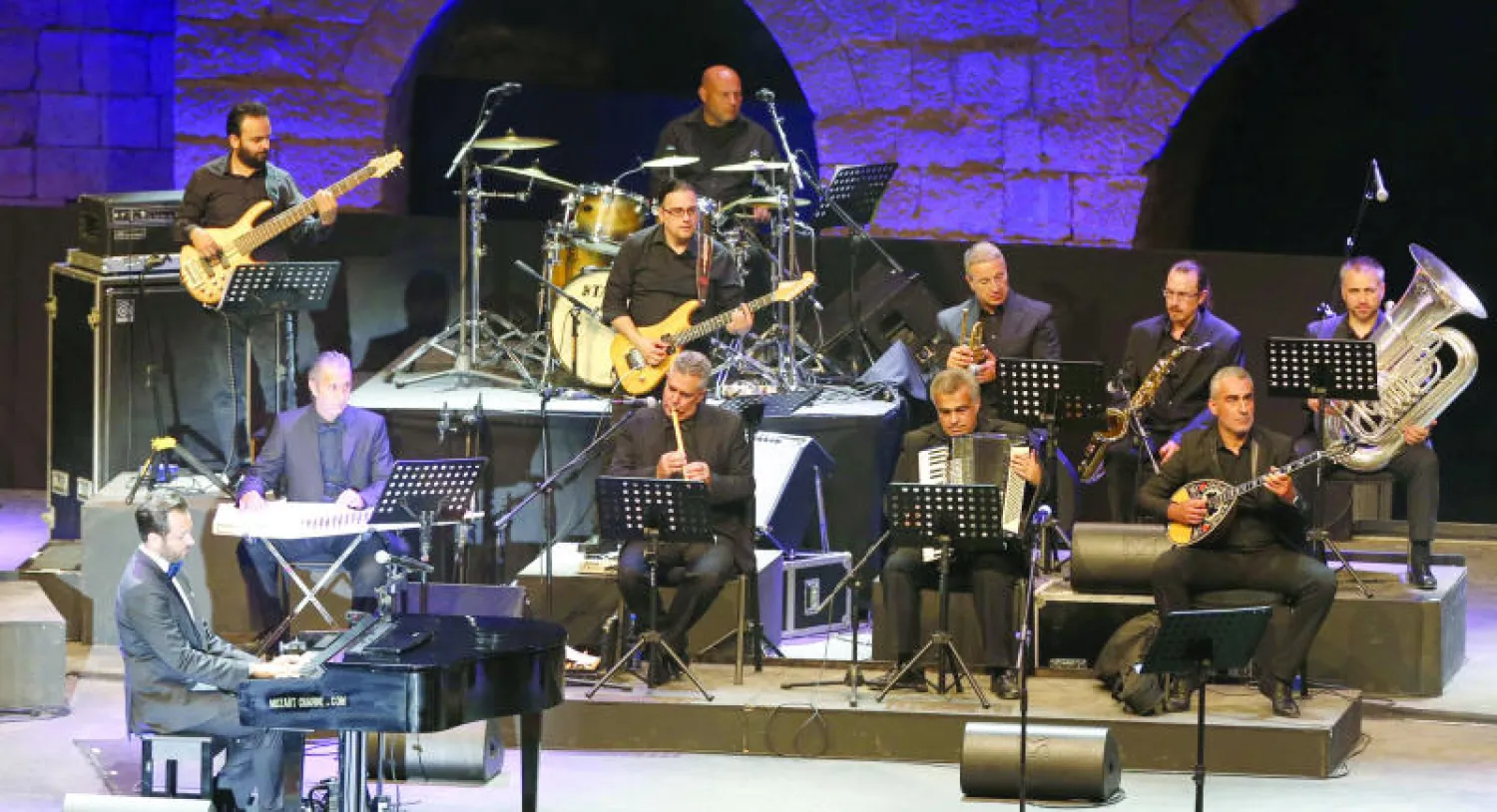 عازف البيانو النجم غي مانوكيان أدار الفرقة الموسيقية  والكورال الحيوي (أ.ف.ب)