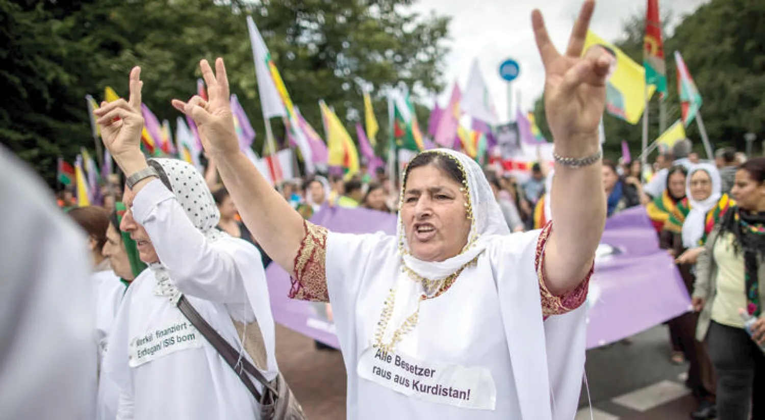 إيزيديات يتظاهرن في بايلفيلد بألمانيا أمس في ذكرى هجوم «داعش» على سنجار  (إ.ب.أ)
