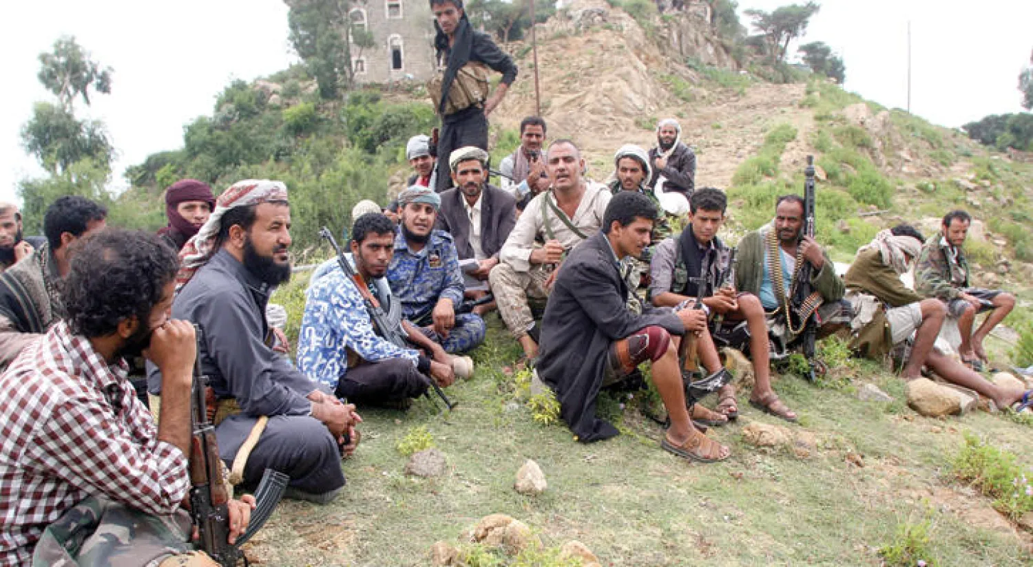 عناصر قوات الشرعية في تعز بعد تحريرهم الصراري  في معركة ضارية في مواجهة الانقلابيين (رويترز)