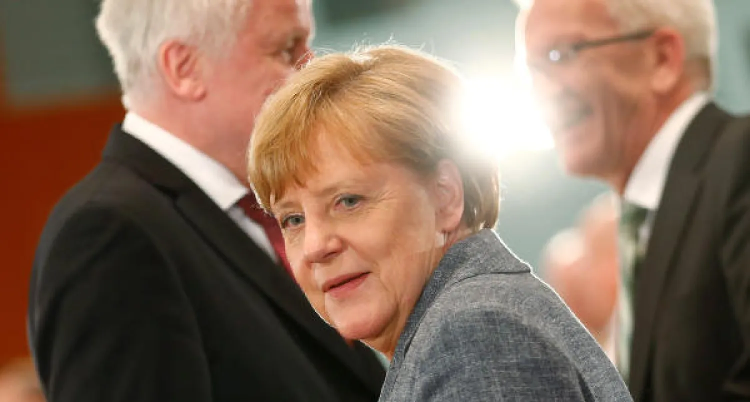 ميركل تتعرض لانتقادات من حليفها البافاري بشأن سياستها مع اللاجئين