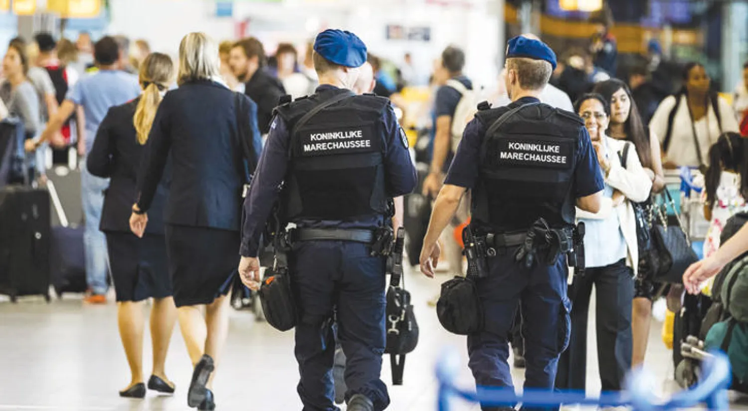 إجراءات أمنية مشددة حول وداخل مطار سخيبول في العاصمة الهولندية أمستردام.. عقب تلقي السلطات إشارات تفيد بوجود تهديدات إرهابية (إ.ب.أ)