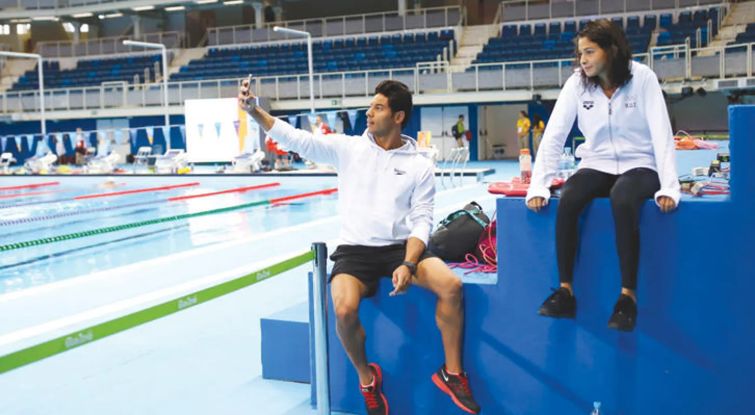 السباحان السوريان يسرا ورامي.. و«سيلفي» في أعقاب تدريبات على السباحة حيث سيشاركان في «أولمبياد ريو» عن فئة اللاجئين (رويترز)