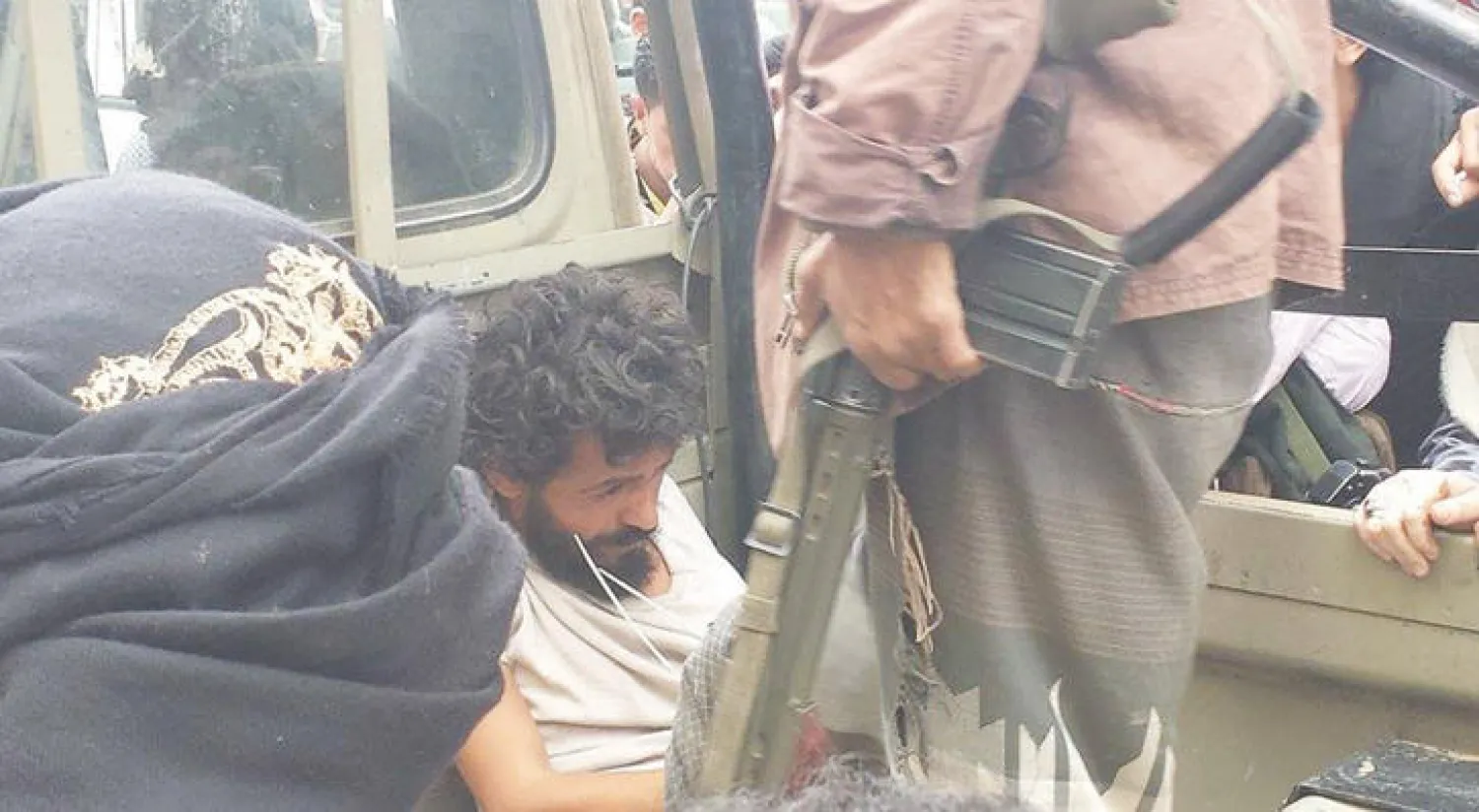 القناص الحوثي بعد إلقاء القبض عليه مستهدفًا المواطنين في محافظة تعز («الشرق الأوسط»)