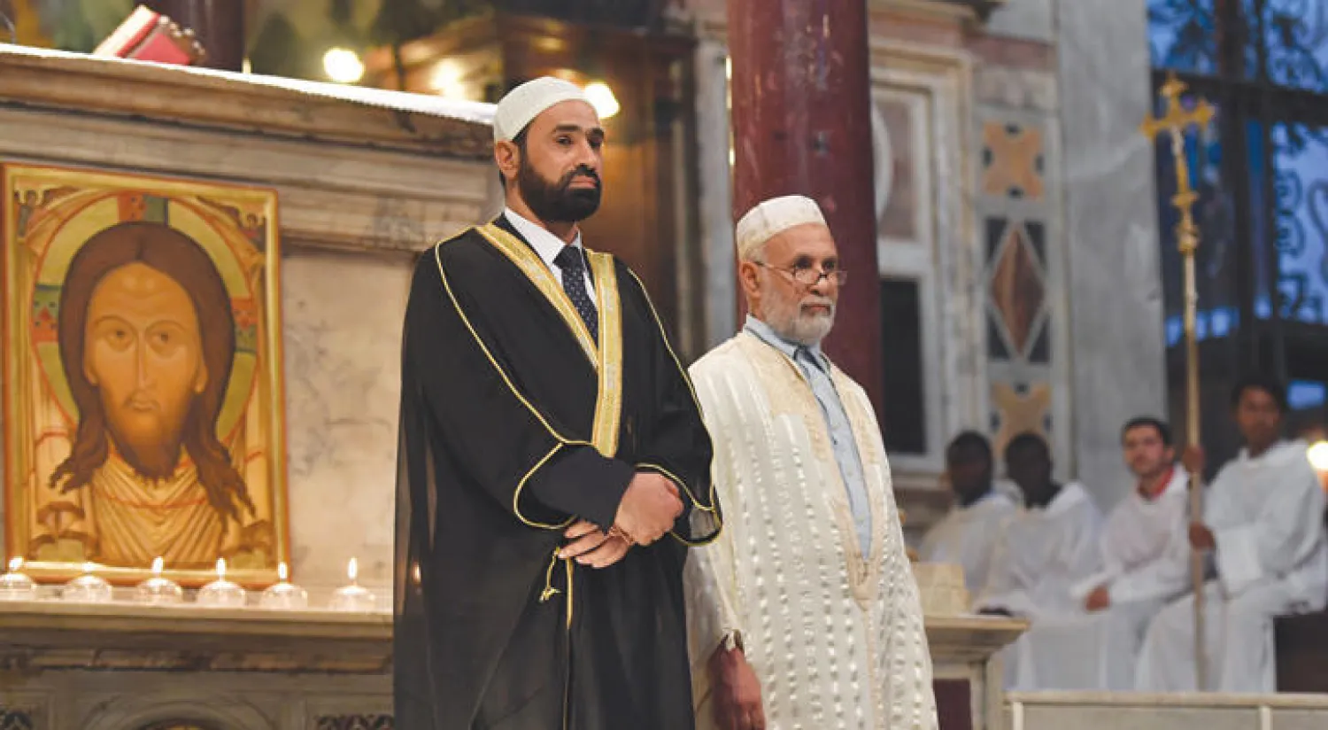 الإمامان سامي سالم  (يسار) ومحمد بن محمد يشاركان في صلاة  بكنيسة سانت ماريا بضواحي روما إحياء لذكرى الكاهن جاك هاميل الذي قتل في كنيسته ببلدة سانت إتيان دو روفريه بفرنسا الثلاثاء الماضي (أ.ف.ب)