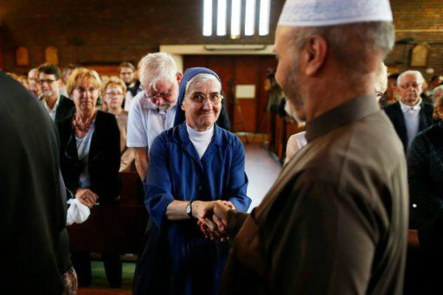 مسلمو فرنسا مدعوون للانضمام إلى قداديس بعد جريمة قتل الكاهن