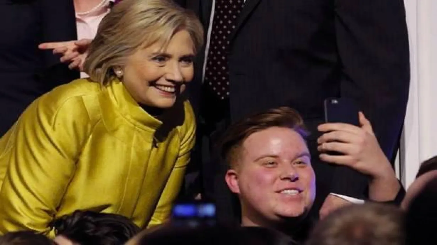 كلينتون تسعى لانتزاع تأييد الناخبين البيض المستميلين لترامب