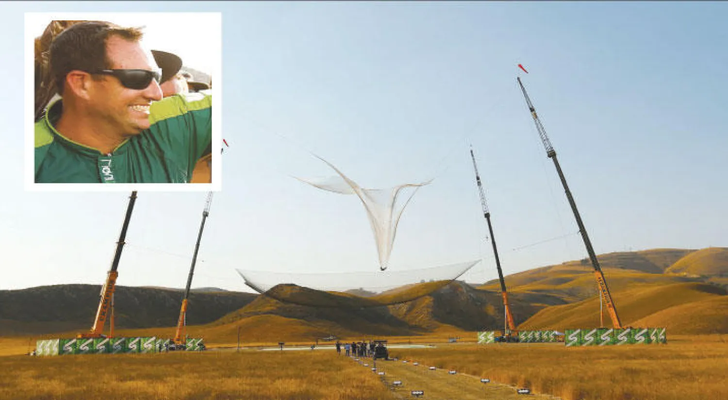 الشبكة الضخمة التي هبط فوقها من ارتفاع 7600 متر في وادي سيمي بولاية كاليفورنيا الأميركية.. وفي الاطار ليوك أيكينز (إ.ب.أ)