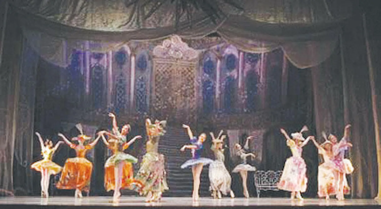 فرقة باليه موسكو خلال عرض سندريلا (رويترز)